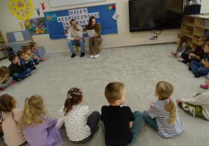 03 Dzieci słuchają bajki czytanej przez mamę