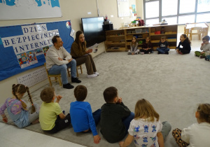 04 Dzieci słuchają ważnych informacji na temat bezpieczeństwa w internecie