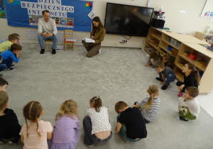 05 Dzieci podczas zabawy ruchowej utrwalającej zasady bezpiecznego poruszania się w sieci