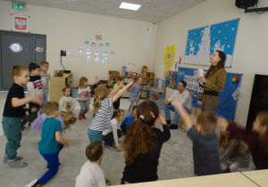 07 Pani zadaje dzieciom pytania a dzieci właściwie reagują ruchem