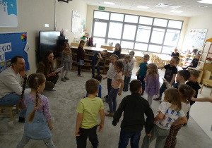 08 Pani zadaje dzieciom pytania a dzieci właściwie reagują ruchem