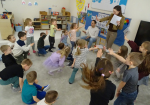 10 Dzieci oraz rodzice pokazują stop niewłaściwym zachowaniom w internecie