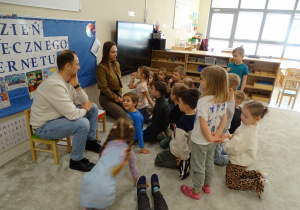 11 Dzieci słuchają treści przekazywanych przez rodziców