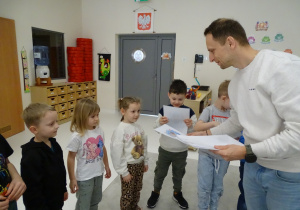 13 Rodzice rozdają dzieciom dyplomy strażnika bezpiecznego internetu