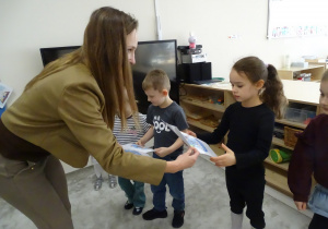 14 Rodzice rozdają dzieciom dyplomy strażnika bezpiecznego internetu