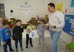 15 Rodzice rozdają dzieciom dyplomy strażnika bezpiecznego internetu