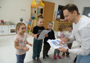 16 Rodzice rozdają dzieciom dyplomy strażnika bezpiecznego internetu