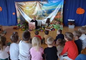 01 Dzieci podczas warsztatu o Życiu mrówek