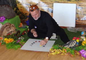 02 Przyrodnik pokazuje różne mrówki