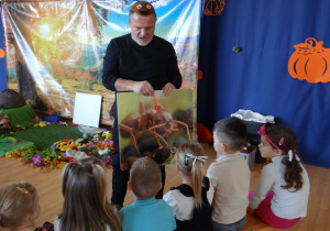 05 Dzieci podczas warsztatu o Życiu mrówek