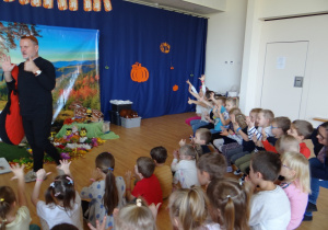 10 Dzieci podczas warsztatu o Życiu mrówek