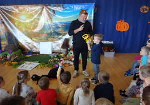 12 Dzieci podczas warsztatu o Życiu mrówek