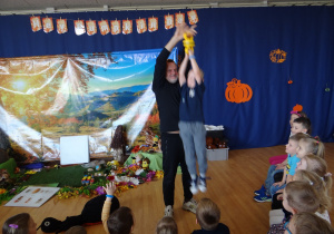 13 Dzieci podczas warsztatu o Życiu mrówek