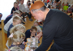 14 Dzieci podczas warsztatu o Życiu mrówek