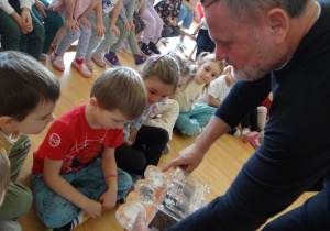 15 Dzieci podczas warsztatu o Życiu mrówek