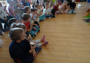 16 Dzieci podczas warsztatu o Życiu mrówek