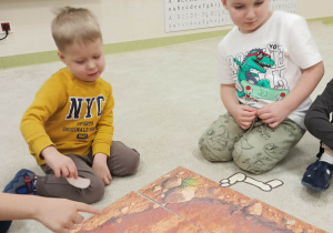 Układanie dinozaura