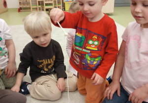 Chłopiec łowi wędką