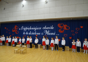 03 Dzieci na przedszkolnej scenie śpiewają piosenkę w języku angielskim