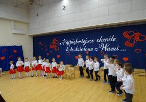 06 Chłopcy śpiewają dla dziewczynek