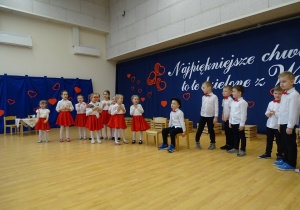 07 Dziewczynki śpiewają dla chłopców