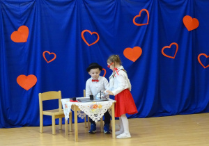 08 Dziewczynka z chłopcem w roli babci i dziadka