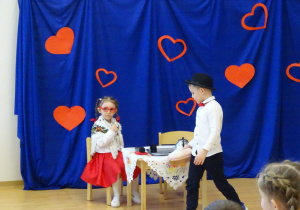 09 Dziewczynka z chłopcem w roli babci i dziadka