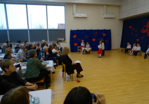 10 Goście słuchają dialogów, dzieci występują