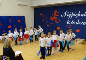 12 Dzieci tańczą z kolorowymi chustkami dla Babci i Dziadka