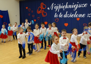 13 Dzieci tańczą z kolorowymi chustkami dla Babci i Dziadka