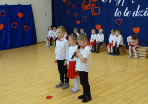 16 Dzieci deklamują wiersze