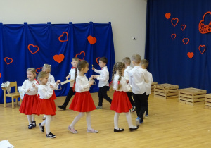 18 Dzieci podczas śpiewu i instrumentacji piosenki