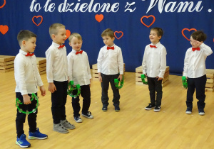 19 Dzieci podczas śpiewu i instrumentacji piosenki