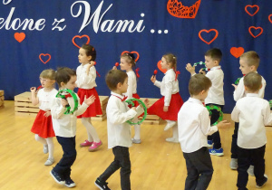 20 Dzieci podczas śpiewu i instrumentacji piosenki