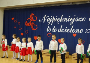 21 Dzieci podczas śpiewu i instrumentacji piosenki