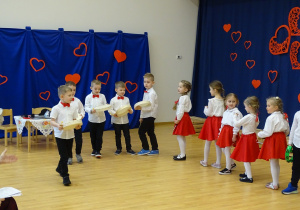 22 Dzieci podczas śpiewu i instrumentacji piosenki