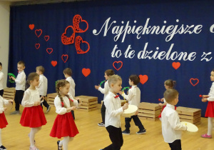 23 Dzieci podczas śpiewu i instrumentacji piosenki