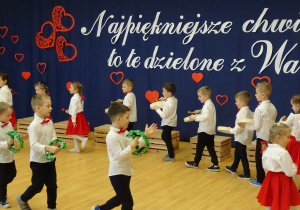 24 Dzieci podczas śpiewu i instrumentacji piosenki