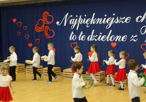 25 Dzieci podczas śpiewu i instrumentacji piosenki