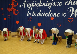 26 Dzieci podczas śpiewu i instrumentacji piosenki