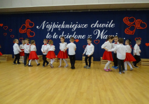 30 Dzieci podczas tańca w parach