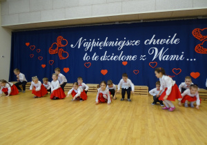 33 Dzieci podczas tańca w parach