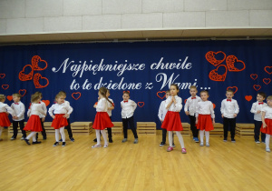 34 Dzieci podczas tańca w parach