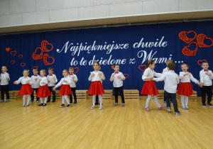 35 Dzieci podczas tańca w parach