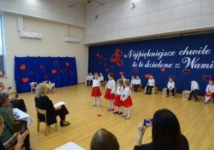 37 Dzieci deklamują wiersze