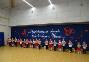 38 Dzieci śpiewają piosenkę dla Babci i Dziadka z wykorzystaniem serc