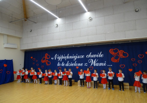 39 Dzieci śpiewają piosenkę dla Babci i Dziadka z wykorzystaniem serc