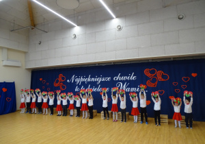 40 Dzieci śpiewają piosenkę dla Babci i Dziadka z wykorzystaniem serc