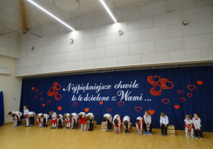 41 Dzieci kłaniają się na zakończenie części artystycznej uroczystości