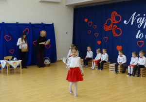 42 Dzieci otrzymują upominki i wręczają je Babciom i Dziadkom